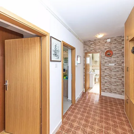 Apartment In 7406